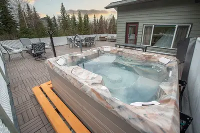 Image de The Moose Pad, in quiet woods, Huge! Sleeps 12, own private deck with Hot tub!