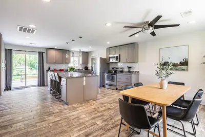 Image de Cozy, Clean and Bright 4br / 2ba Home! Welcome!