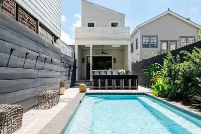 Image de New Private Home with Pool and Spa | near Fq
