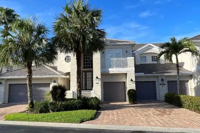 Image de Condo in gated community overlooking lake