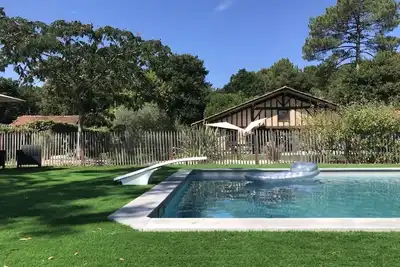 Image de Maison spacieuse dans parc arboré : Piscine/Jacuzzi et Tennis