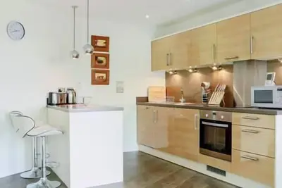 Image de A bright, quiet and airy modern apartment.
