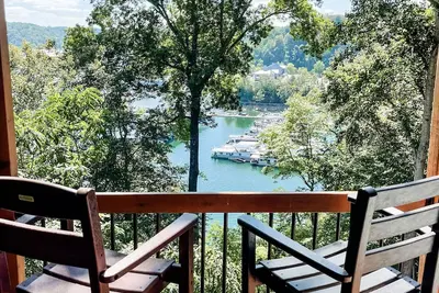 Image de New! The Overlook @ Harbor Springs-2 miles from Jtown Marina! Lake Views+Parking