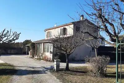 Image de maison avec piscine