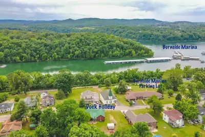 Image de Walking distance to Burnside marina! Views of beautiful Lake Cumberland!