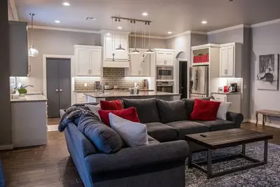 Image de Spectacular home near Ou campus, museums, baseball, soccer, tennis, and arena.