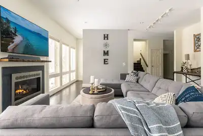Image de New Artistic Modern Cottage/Screened Porch/Fire Pit/ Giant Theater/Game Rm