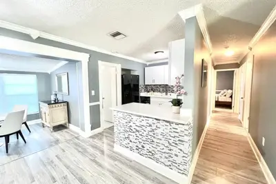 Spacious & Luxurious Villa - Large Fenced Backyard