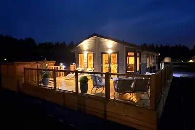 Image de Lodge-Salle de bain et douche-With Hot Tub-Classique-Vue sur la campagne