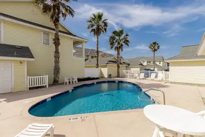 Image de Spacious Beach Haven Condo w/ Patio, Balcony, Bbq & Pool - Steps to the Beach