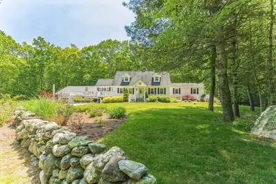 Image de Cozy Bungalow Just Minutes from Mystic, Westerly Beaches, Boating and Casinos! by RedAwning
