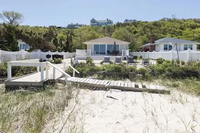 Image de Incredible Beachfront Home w\/ Private Beach!