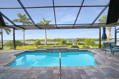 Image de Spacious waterfront home with jaw-dropping views!