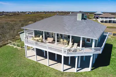 Image de 4-bedroom family home walking distance to the beach. 27 miles of golf cart fun.