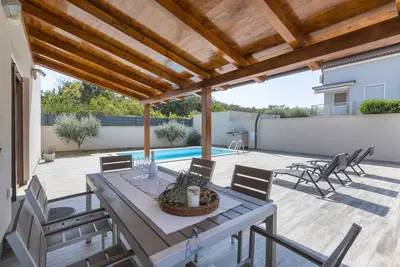 Image de 3-Br Family Haven for 6 with Pool and Garden Near Beaches