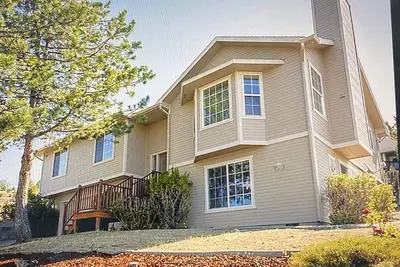 Image de Large home, fantastic location, Close to Oregon Tech Oit & Hospital.