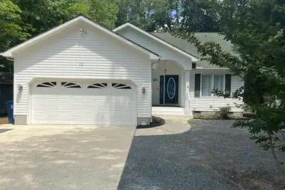 Image de This is it! ! Rancher central to beaches, pools, golf, casino! Fenced yard, Deck.