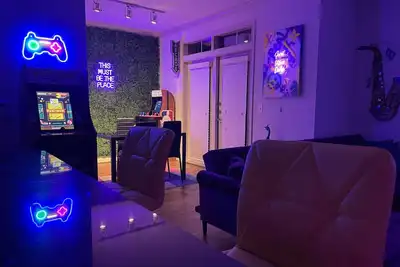 Image de Fancy Purple Las Vegas Hotel Theme w/Arcade Games