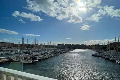 Image de Studio avec vue sur le Port de Gruissan  4che24