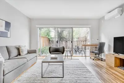 Image de Chic Mountain View 3br Townhome, w/ Garage, near Caltrain, by Blueground