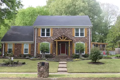 Image de Cozy  home with breathtaking backyard view. Uber Eats card with  5 or more days