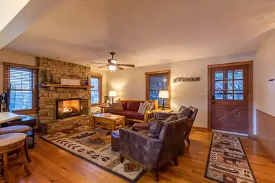 Image de Nuttin Better - App Ski Mtn cabin with hot tub, game table