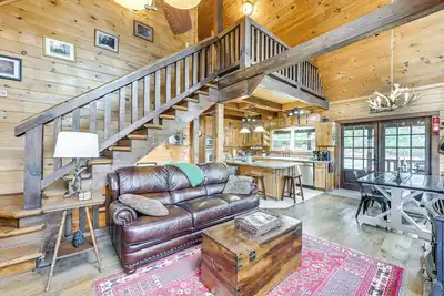 Image de Mtn Views, Yard, & Fire Pit: Multi-Level Cabin