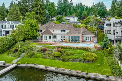 Image de Seattle Waterfront Mansion on Lake Wa