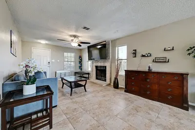 Image de Pet & Family-Friendly | Newly Remodeled 3br/2. 5ba | Close to i35, Park, Trails