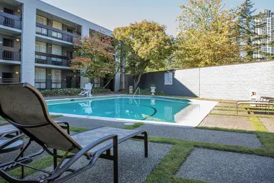 Image de Perfect Staycation! Onsite Pool and Parking, Short Drive to Bellevue Square!