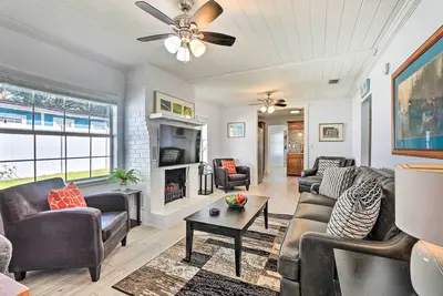 Image de Chic Home w/ Fire Pit & Patio, Walk to Lake!