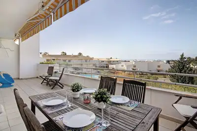 Image de Appartement (3 chambres) à Vilamoura, avec vue mer, terrasses, piscine partagée et Wi-Fi.