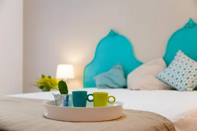 Image de Delightful little apartment in the main street of downtown