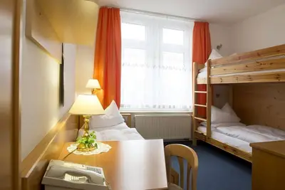 Image de Triple room, shower/Wc, single bed/double bunk bed - Hotel Heinz