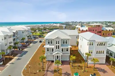 Image de July Rates Slashed! Luxury 30a Home - Sleeps 18 - Golf Cart & Bikes - Pets!