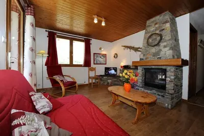 Image de À 100m des pistes de ski, 1er étage, cheminée ou poêle à bois, parking, télévision, 60m²
