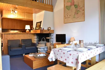 Image de 200m des commerces, 1er étage, balcon, cheminée ou poêle à bois, télévision, casier à ski, 60m²