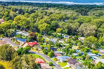 Image de Frangipani is a grand 5 bedroom home situated by the water’s edge in the quiet Hyland Park