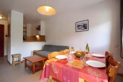 Image de 300m du centre station, 1er étage, vue village, balcon, télévision, casier à ski, 27m²