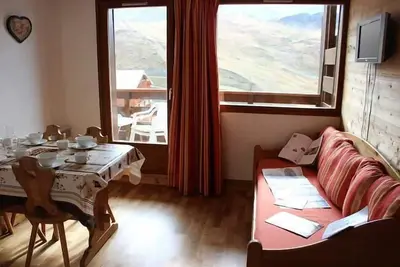 Image de 200m du centre station, 1er étage, vue pistes de ski, balcon, télévision, casier à ski, 25m²
