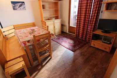 Image de 200m du centre station, 3ème étage, vue pistes de ski, balcon, télévision, casier à ski, 29m²