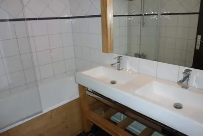 Image de 200m du centre station, 6ème étage, balcon, télévision, casier à ski, 42m², Val Thorens