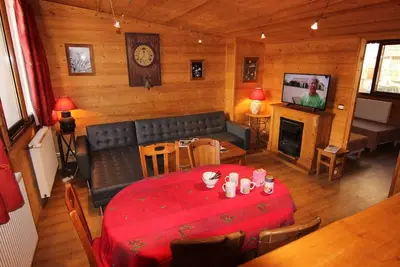 Image de 100m du centre station, 1er étage, cheminée ou poêle à bois, télévision, 70m², Val Thorens