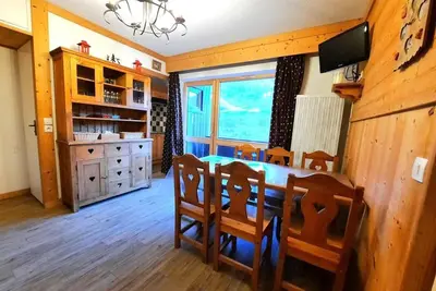 Image de À 10m des pistes de ski, 1er étage, vue montagne, balcon, télévision, casier à ski, 32m²