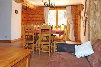 Image de Chalet, sauna, balcon, cheminée ou poêle à bois, parking, télévision, casier à ski, 155m²