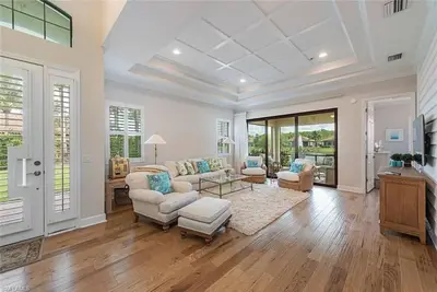 Beautifully maintained & appointed villa close to beaches, shops & entertainment