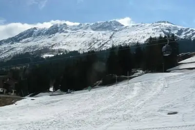 Image de 50m des commerces, 2ème étage, vue pistes de ski, balcon, télévision, casier à ski, 35m², Valmorel