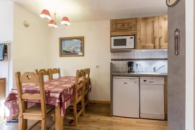 Image de 80m des commerces, 1er étage, terrasse, télévision, casier à ski, 35m², Valmorel