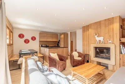 Image de Chalet, 60m des commerces, 2ème étage, vue station, balcon, cheminée ou poêle à bois, télévision