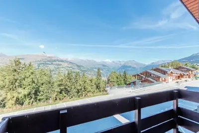 Image de 50m du centre station, 2ème étage, vue montagne, balcon, télévision, casier à ski, 27m²